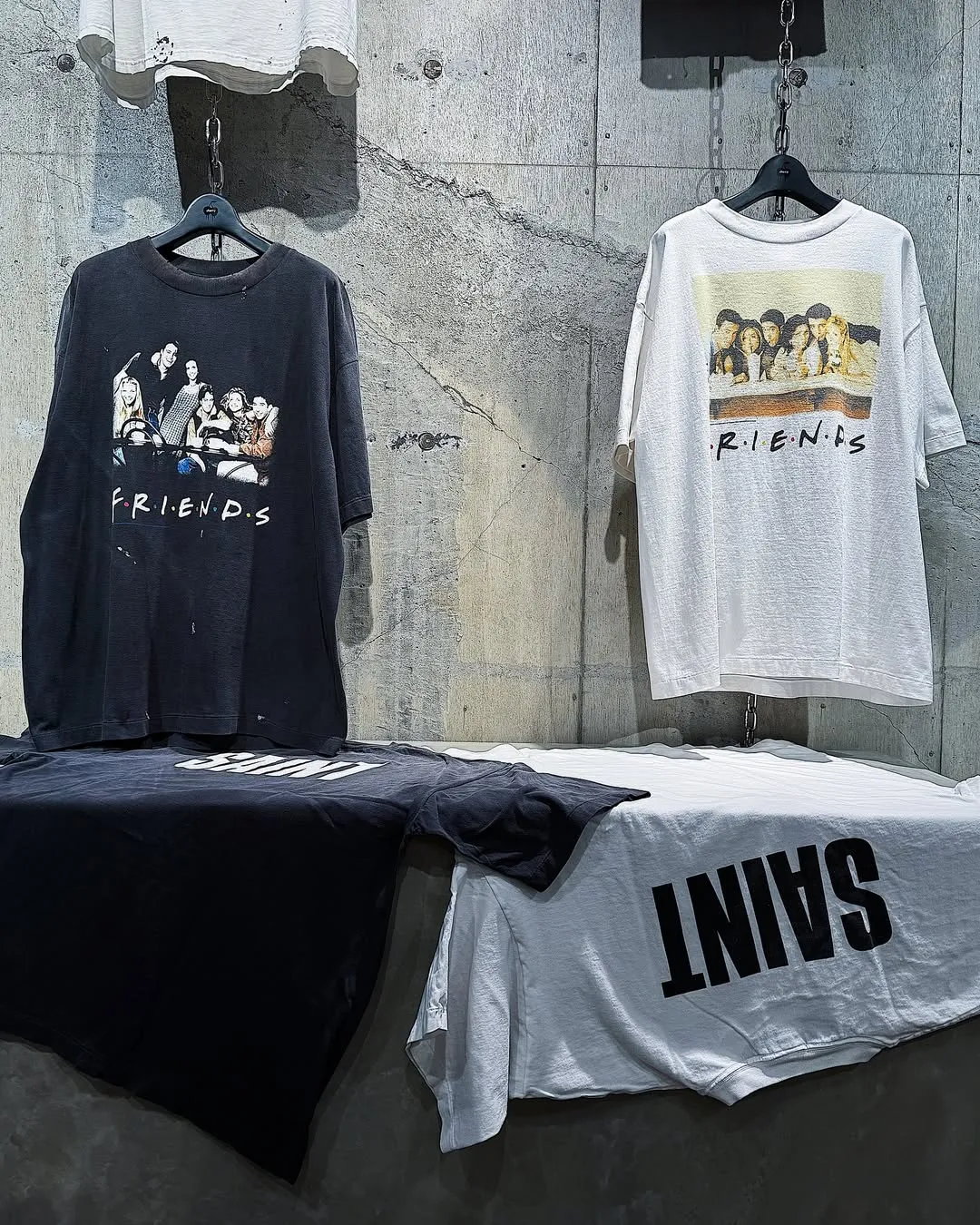 SAINT Mxxxxxx × FRIENDS FRD_SS TEE/FRIENDS/WHT American TV series Friends co-branded short-sleeves White stills TEE Beige S-XL Ready-made garments washed and distressed The top domestic printing factory God restored the correct accessories Friends co-branded wash mark Top purchasing level